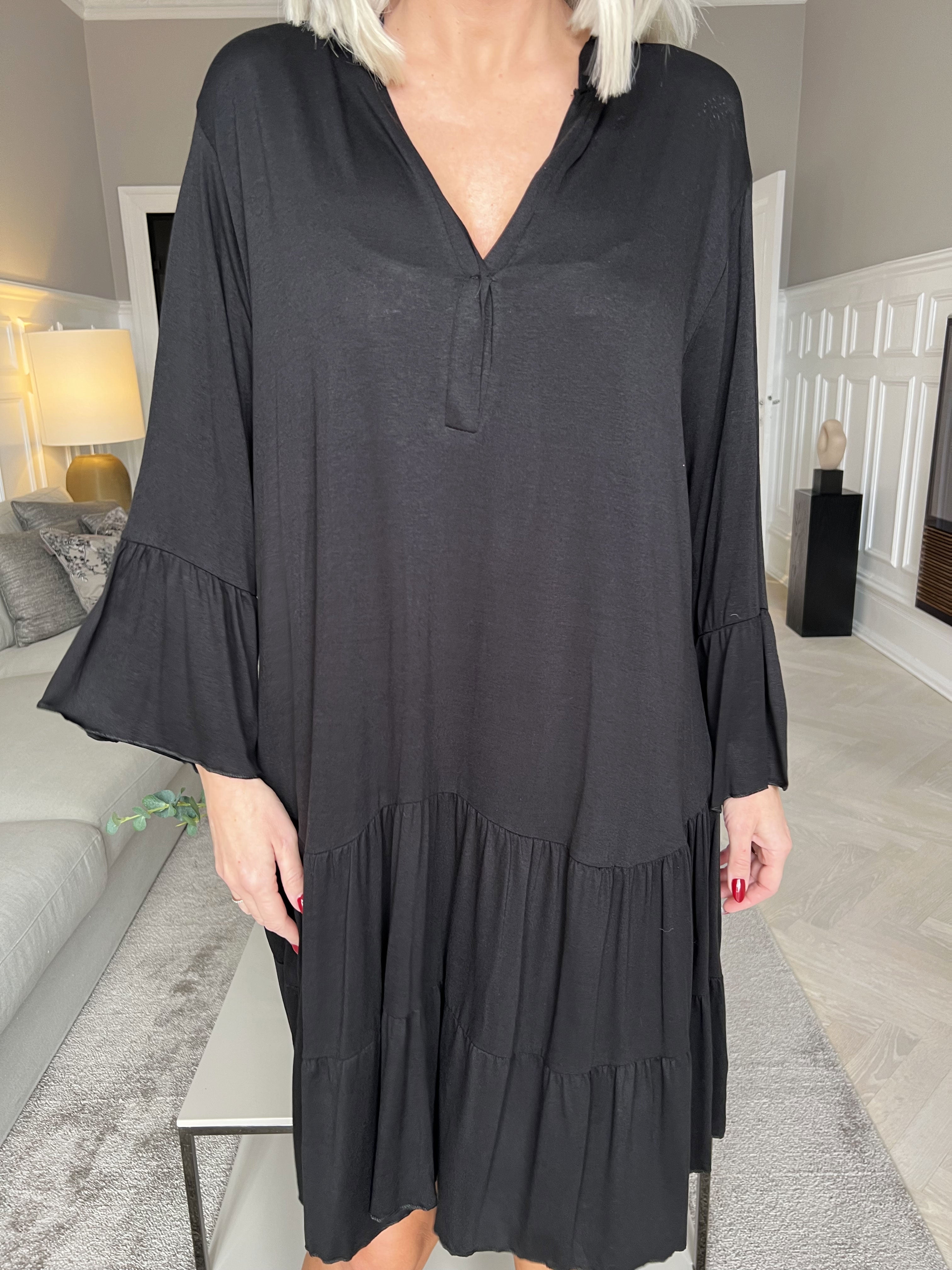 Pauline Plain - Klänning med v-ringning och liten volangkjol - Taupe